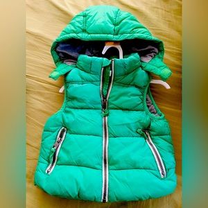 H&M toddle green zipper on vest size:2Y-3Y